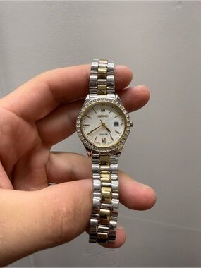 Seiko V137-0AAO SUT074 Solar 30M
Date Two Tone Mother Of Pearl Watch
Runs